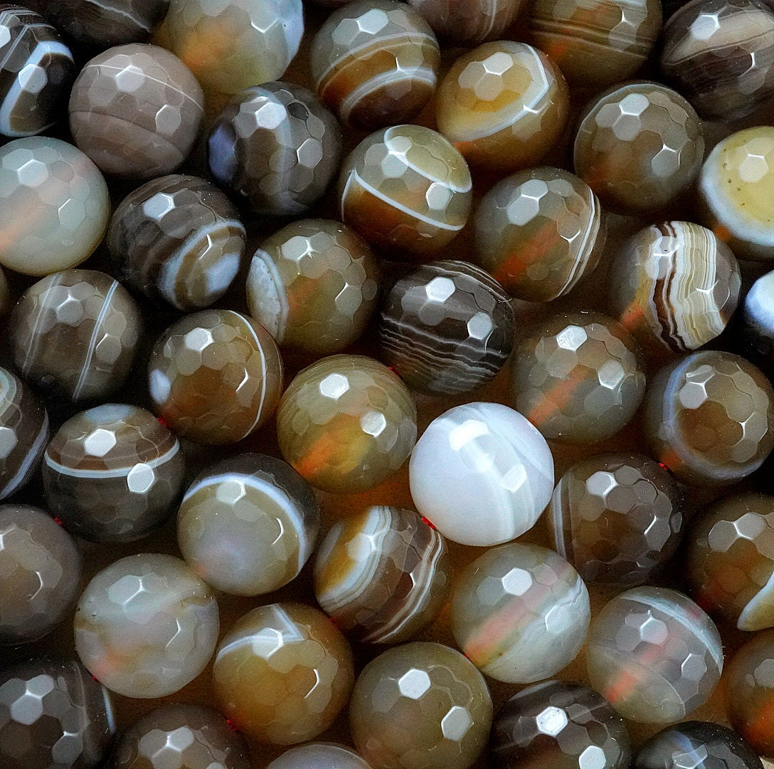 Sardonyx (Round)(Faceted)(4mm)(6mm)(8mm)(10mm)(16"Strand)