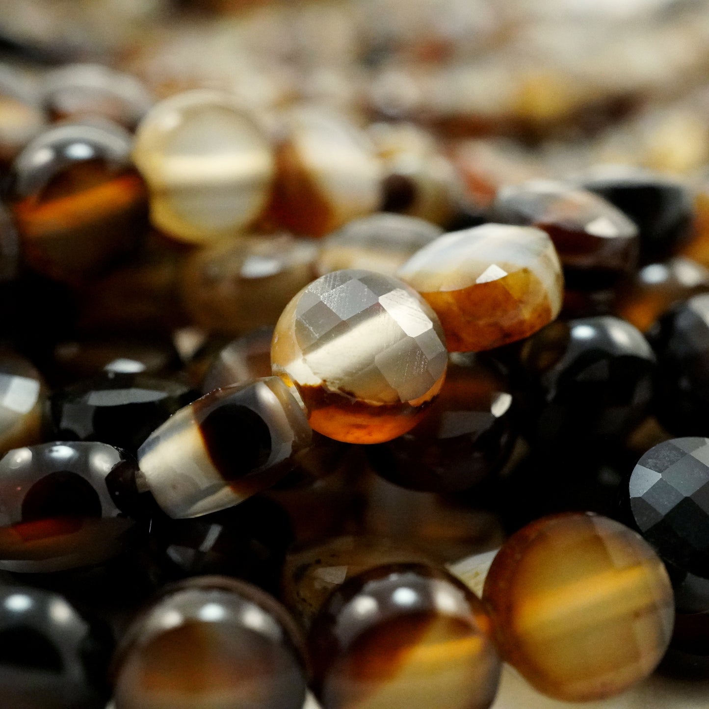 Sardonyx (Coin)(Micro)(Faceted)(6×4mm)(15"Strand)