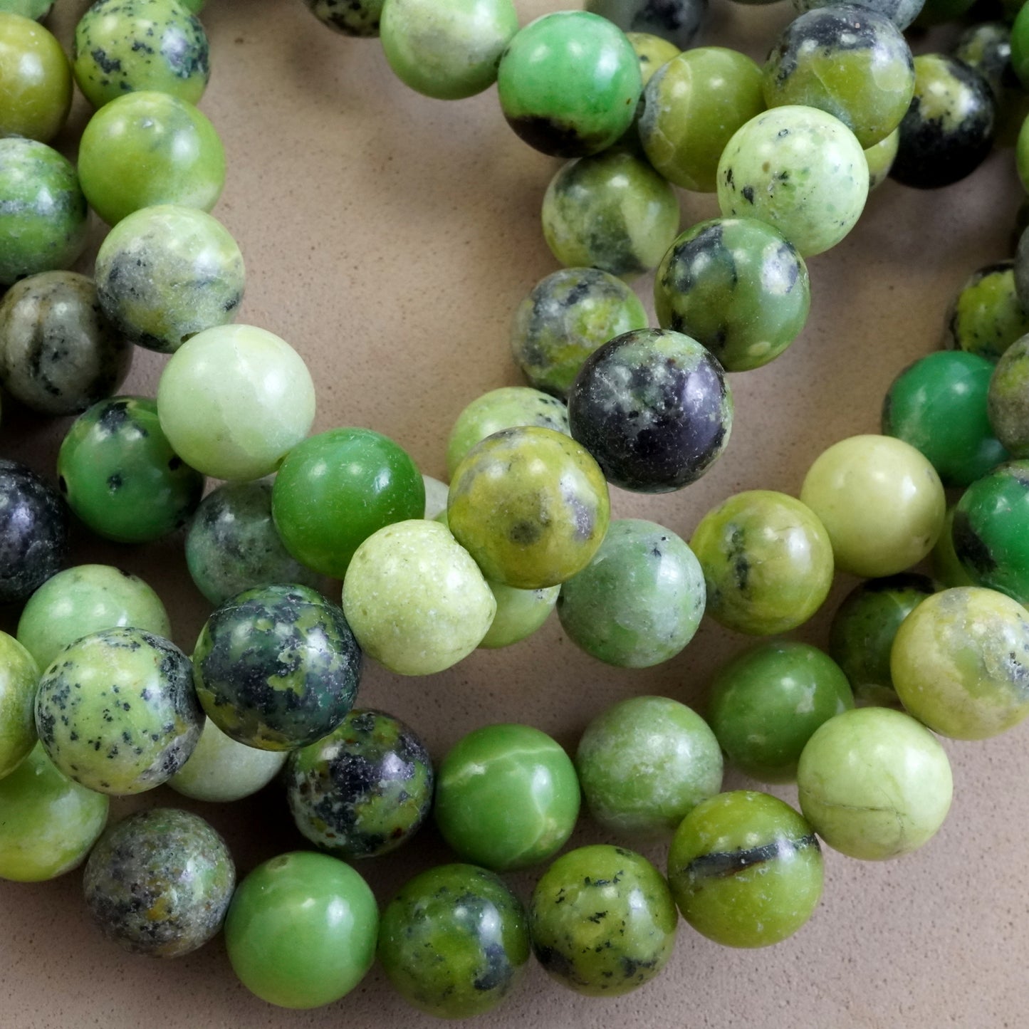Green Serpentine (Round)(Smooth)(4mm)(6mm)(8mm)(10mm)(16"Strand)