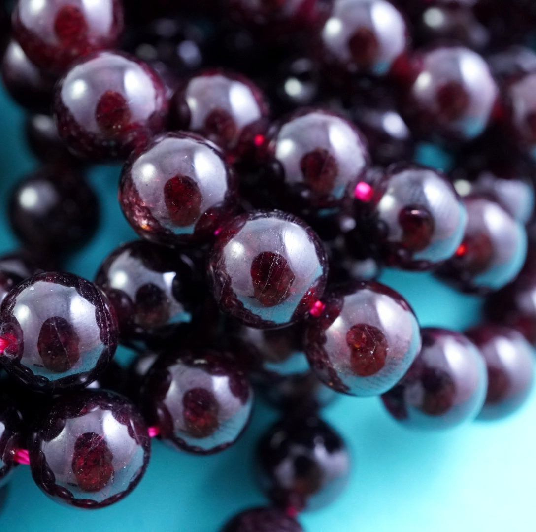 Red Garnet (Round)(Smooth)(4mm)(6mm)(7mm)(8mm)(10mm)(12mm)(16"Strand)