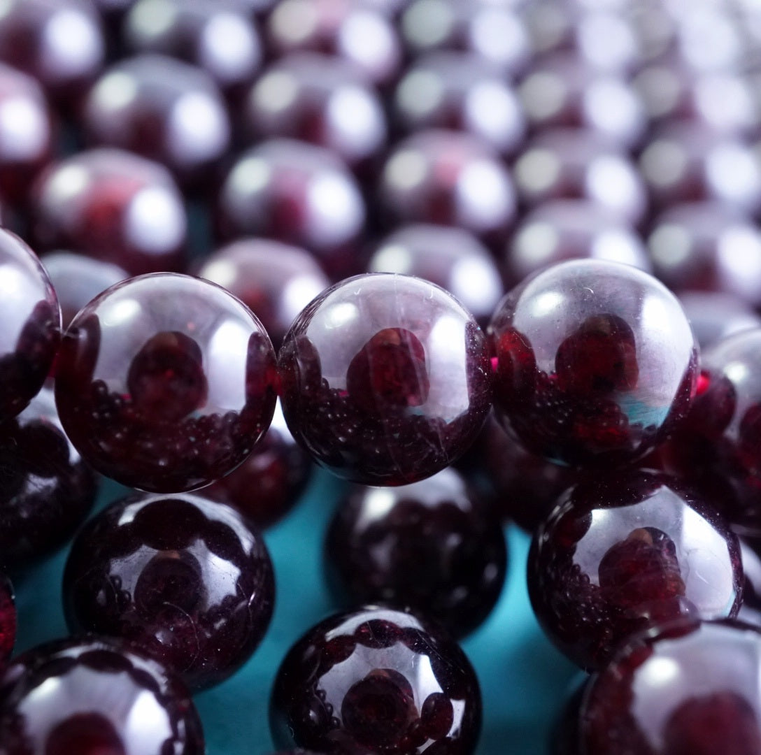 Red Garnet (Round)(Smooth)(4mm)(6mm)(7mm)(8mm)(10mm)(12mm)(16"Strand)