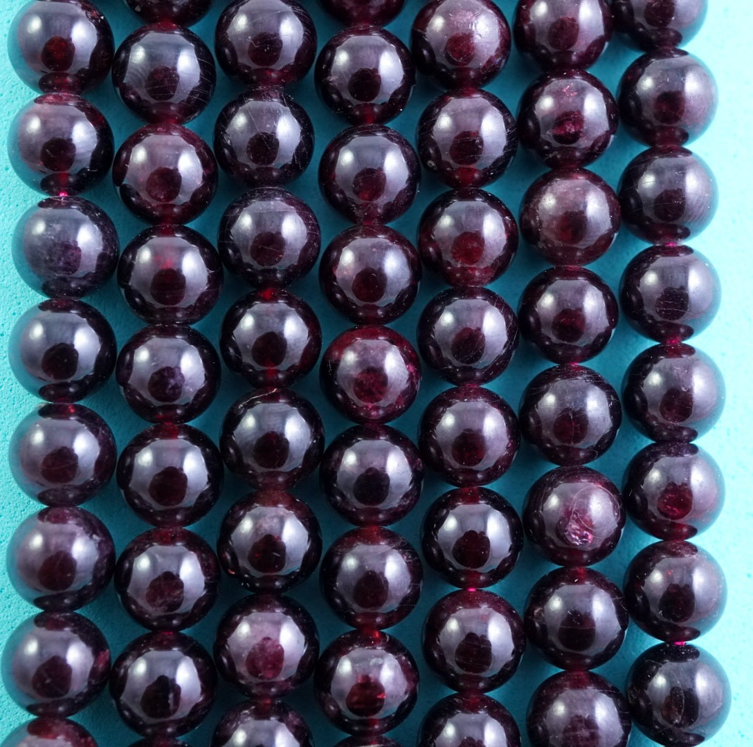 Red Garnet (Round)(Smooth)(4mm)(6mm)(7mm)(8mm)(10mm)(12mm)(16"Strand)