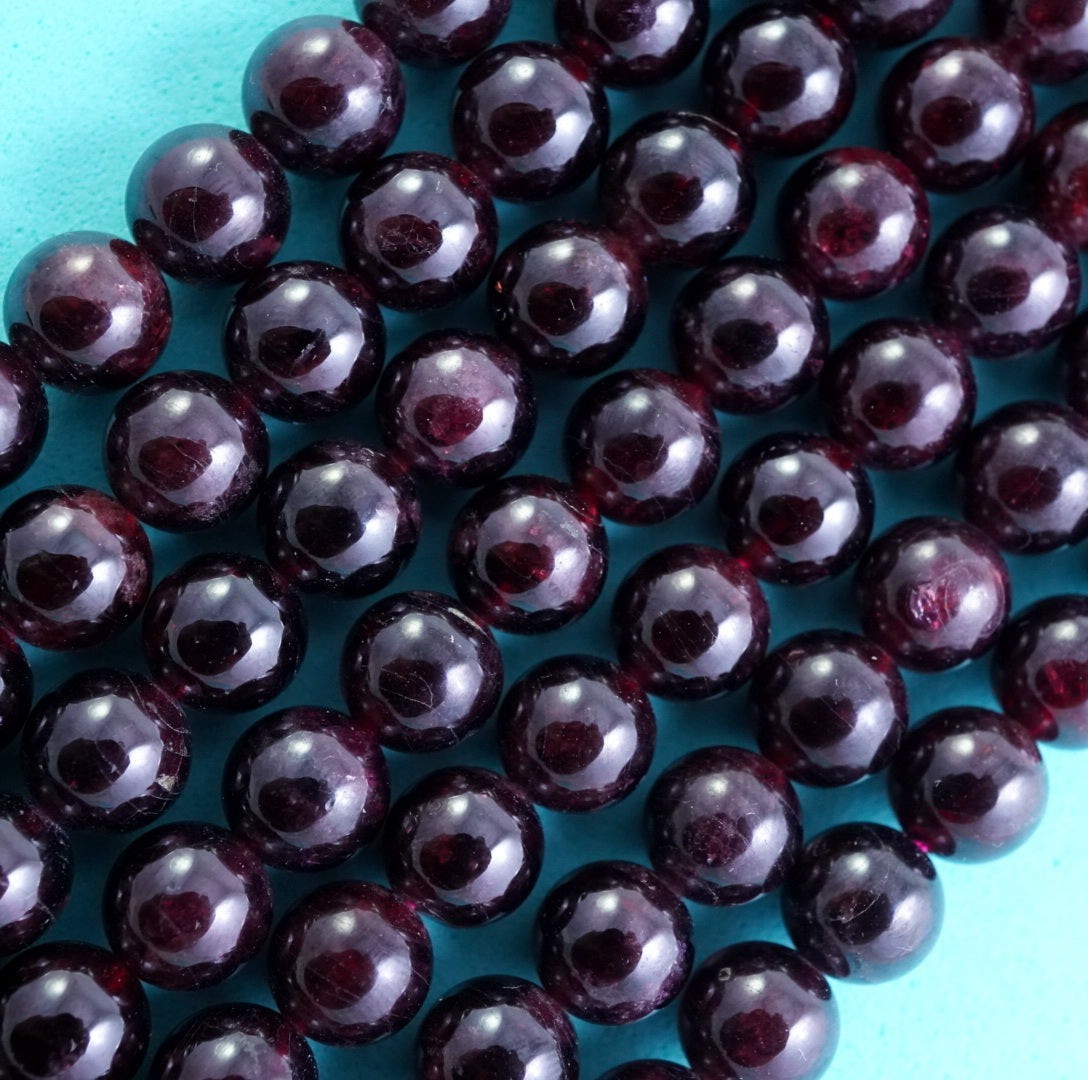 Red Garnet (Round)(Smooth)(4mm)(6mm)(7mm)(8mm)(10mm)(12mm)(16"Strand)