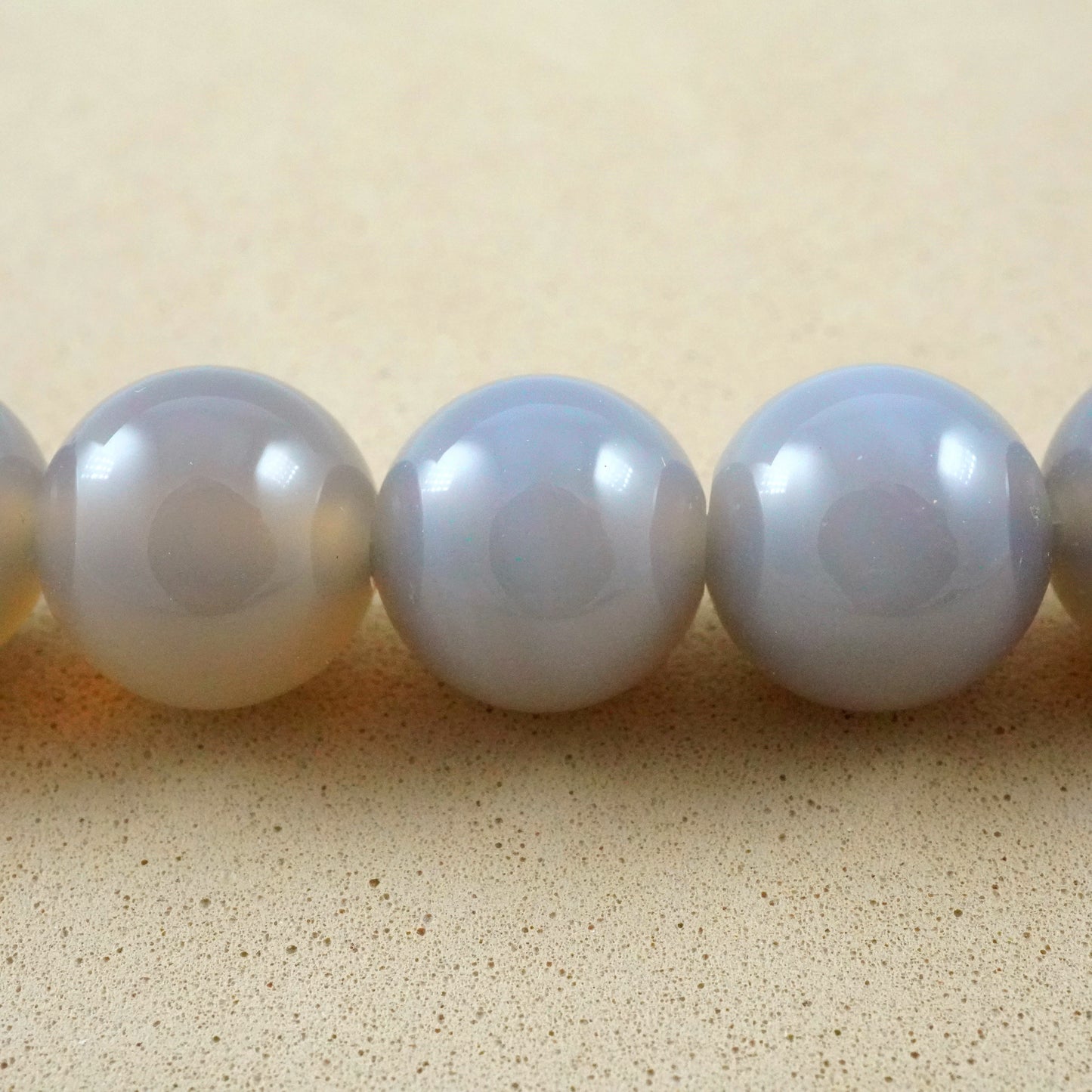 Grey Chalcedony (Round)(Smooth)(4mm)(6mm)(8mm)(10mm)(12mm)(16"Strand)