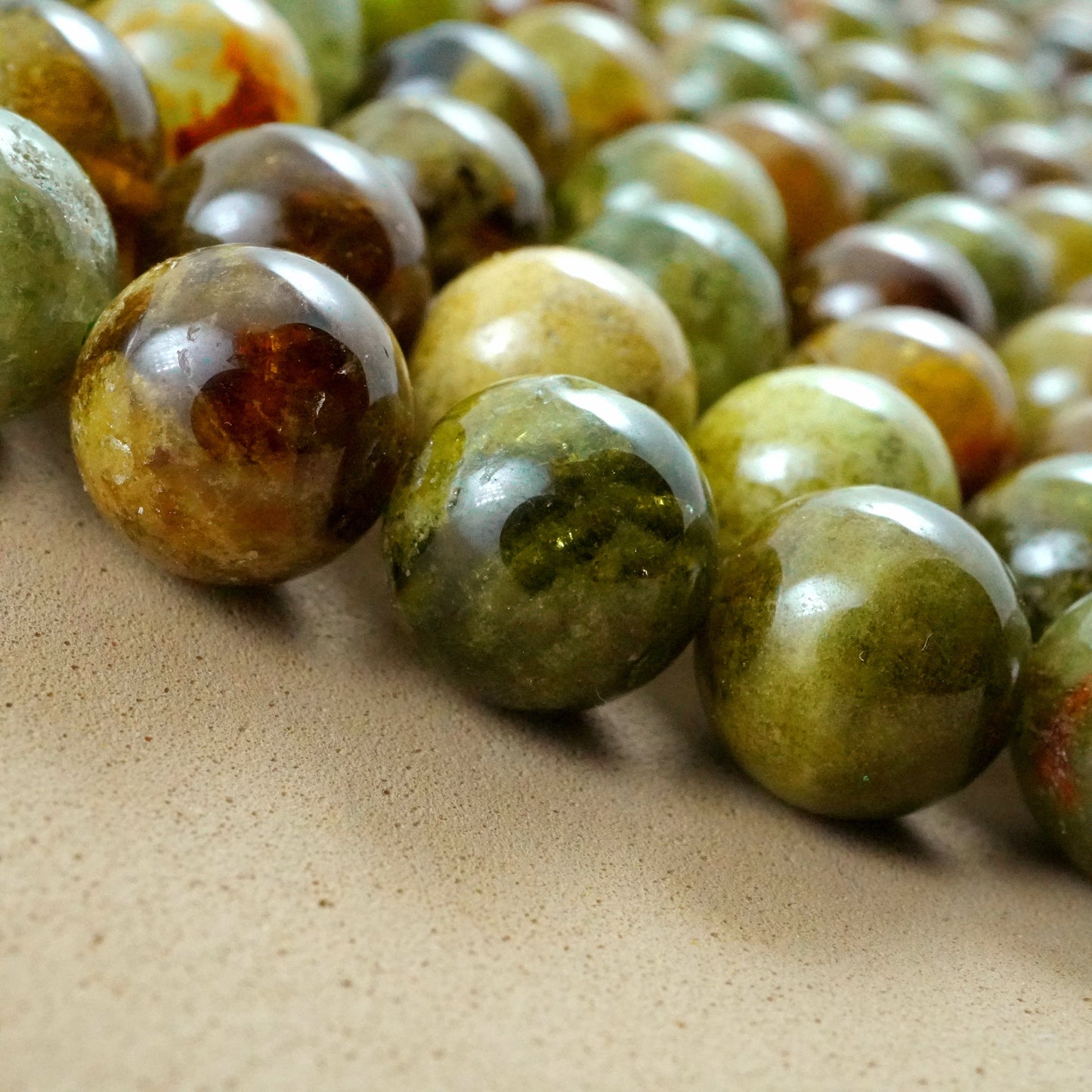 Green Garnet (Round)(Smooth)(4mm)(6mm)(8mm)(10mm)(16"Strand)