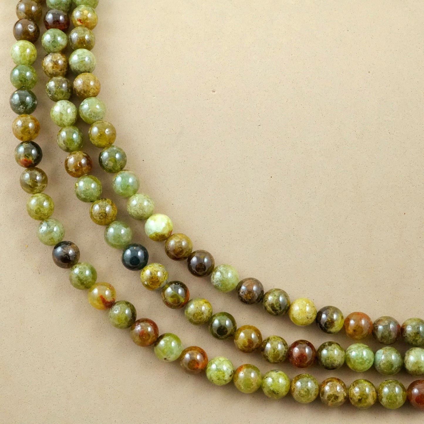 Green Garnet (Round)(Smooth)(4mm)(6mm)(8mm)(10mm)(16"Strand)