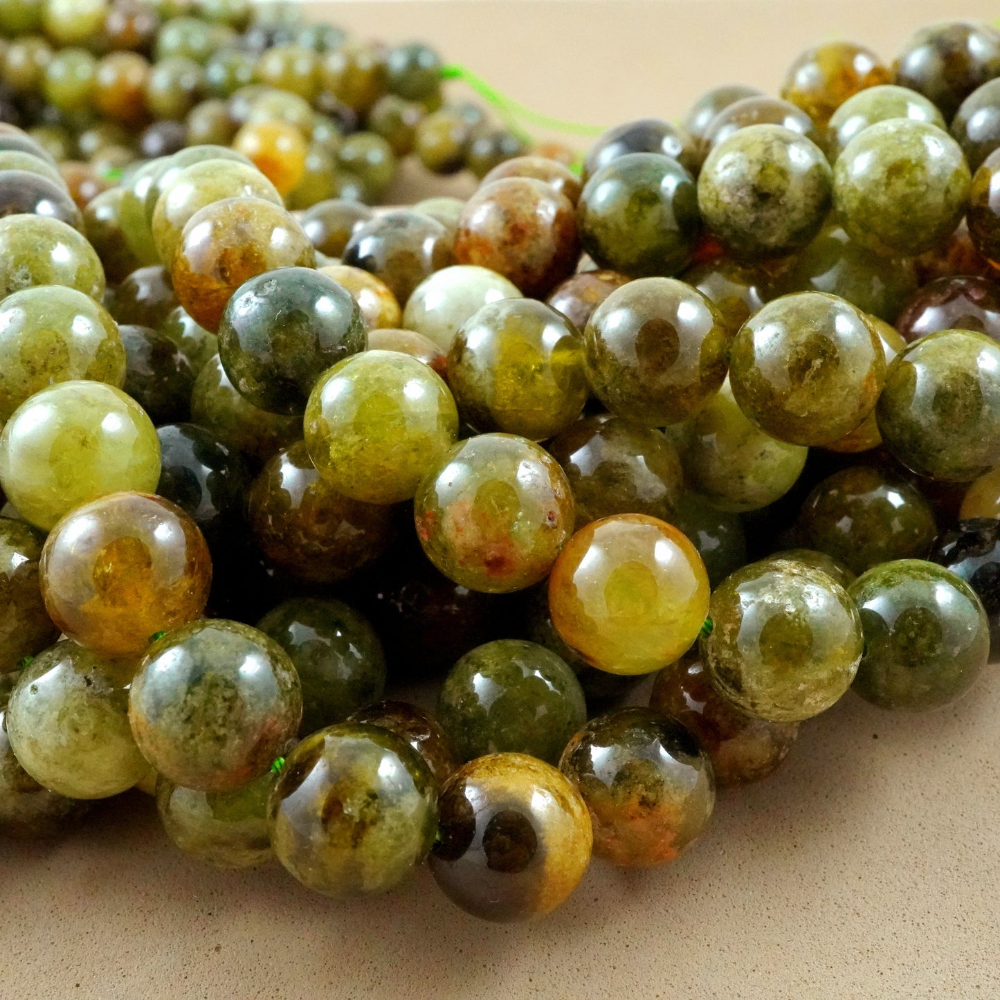 Green Garnet (Round)(Smooth)(4mm)(6mm)(8mm)(10mm)(16"Strand)