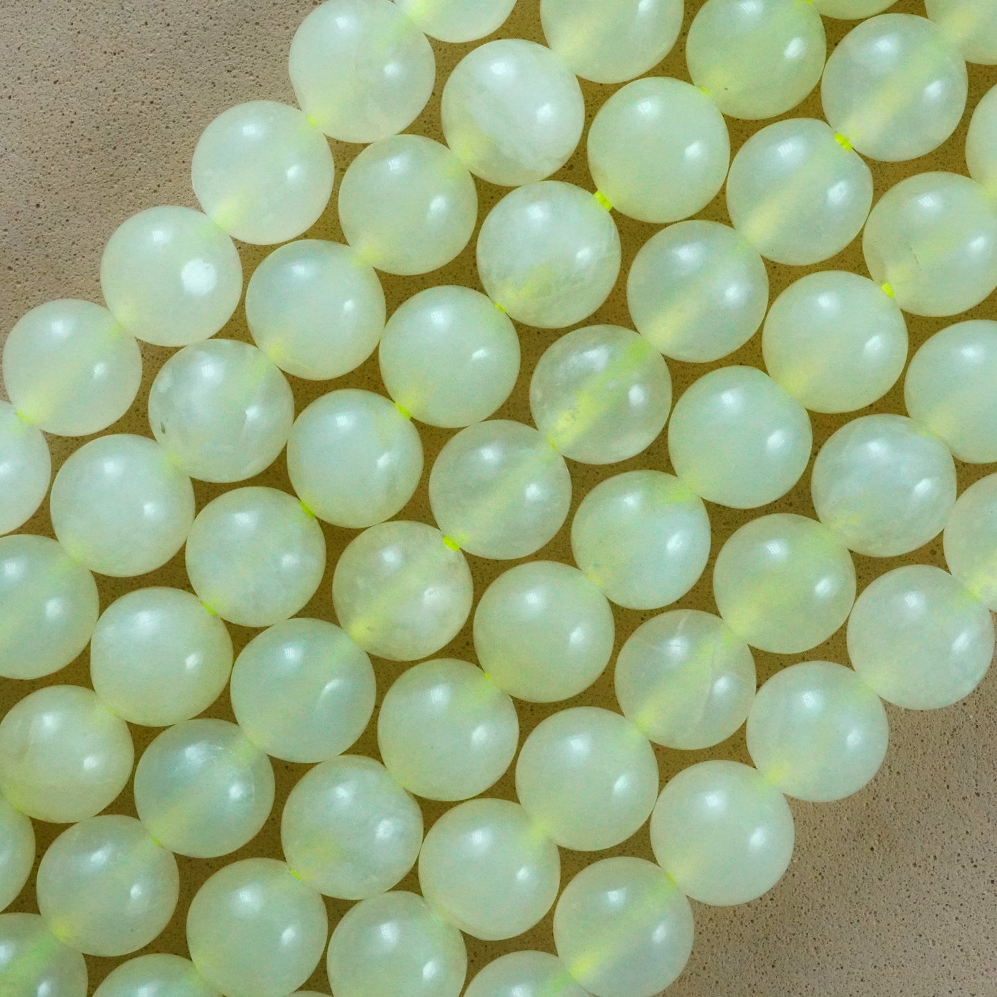 New Jade (Round)(Smooth)(4mm)(6mm)(8mm)(10mm)(16"Strand)