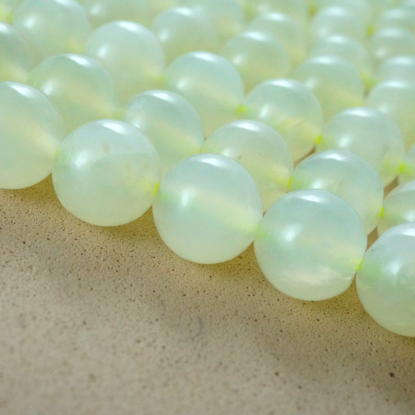 New Jade (Round)(Smooth)(4mm)(6mm)(8mm)(10mm)(16"Strand)