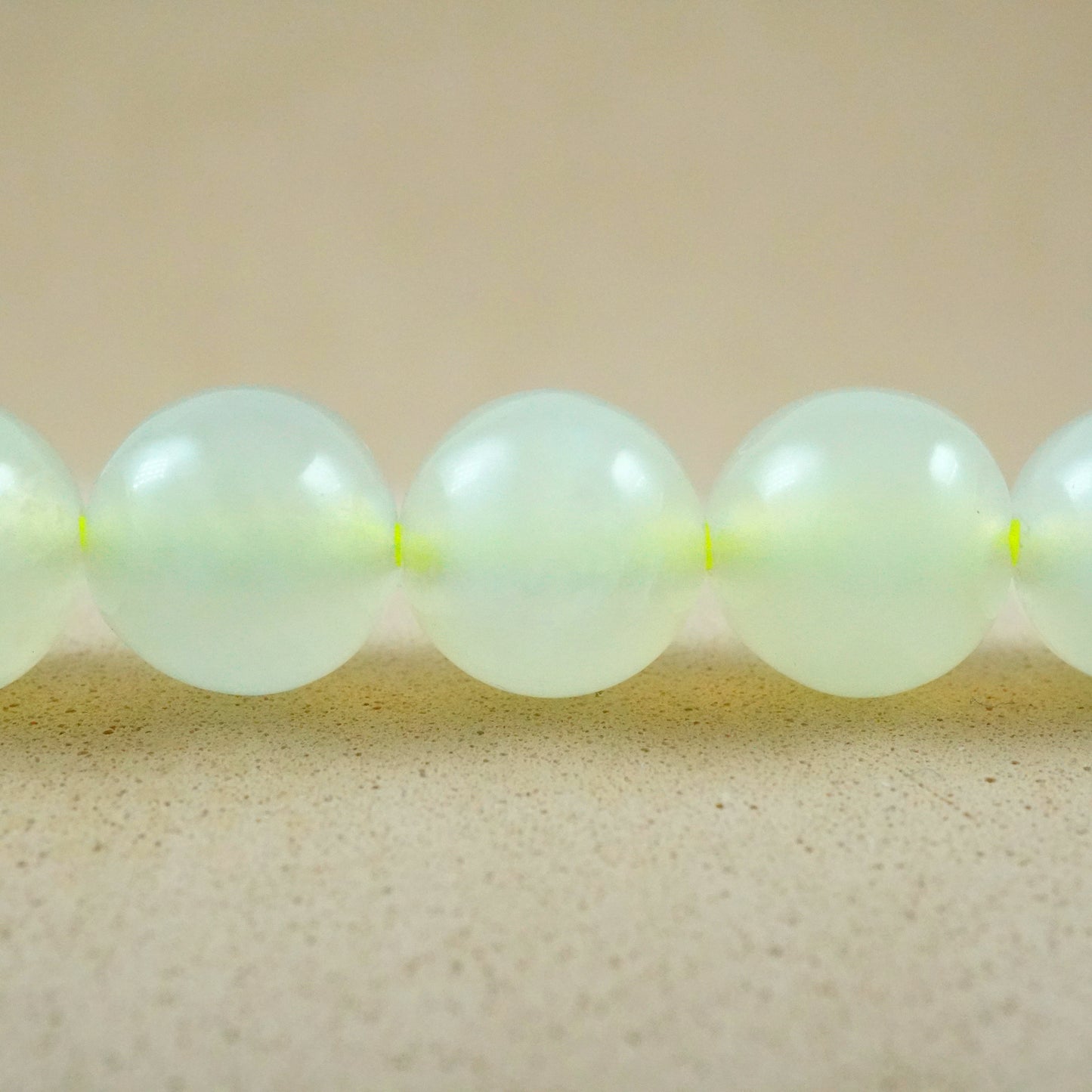 New Jade (Round)(Smooth)(4mm)(6mm)(8mm)(10mm)(16"Strand)