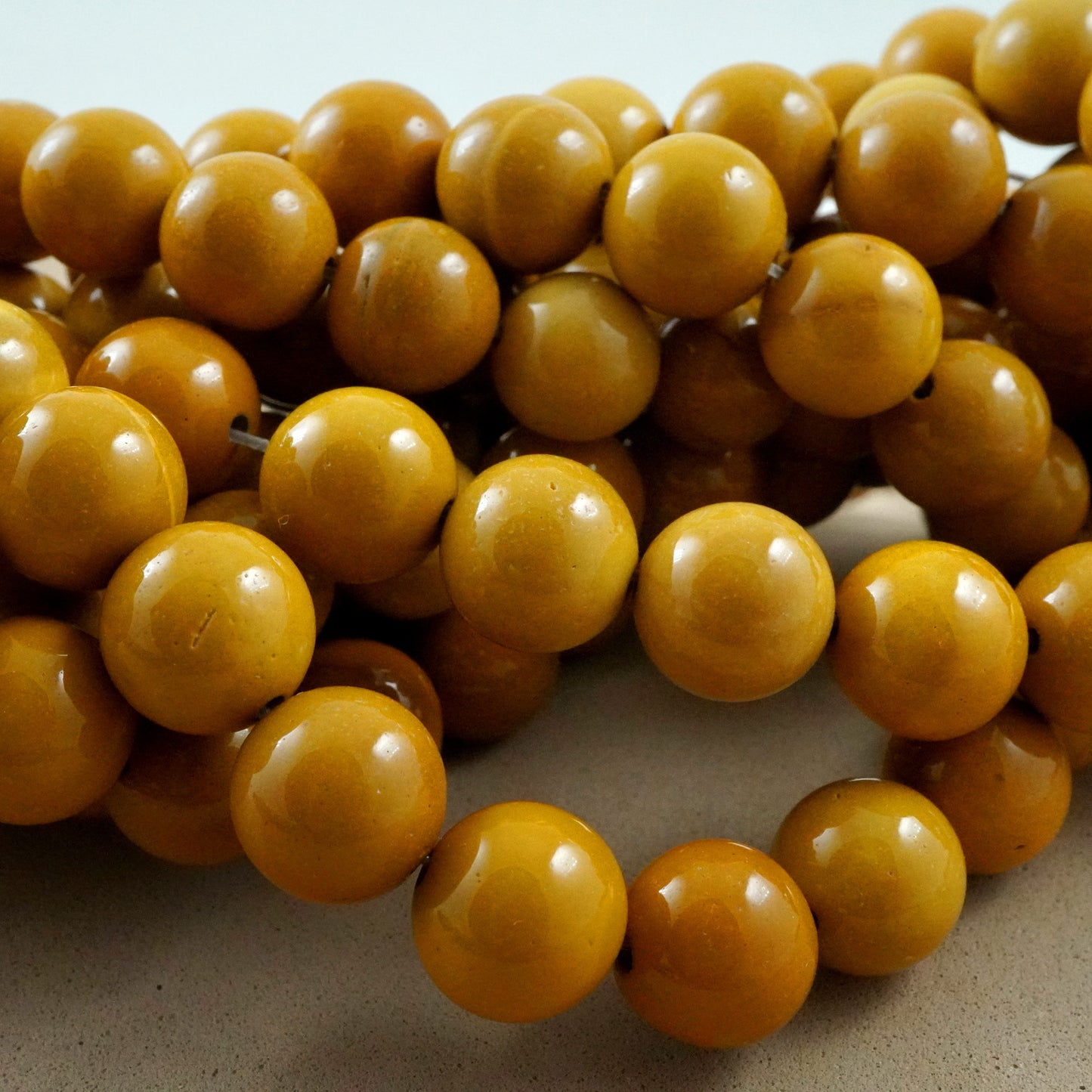 Yellow Mookaite (Round)(Smooth)(4mm)(6mm)(8mm)(10mm)(16"Strand)