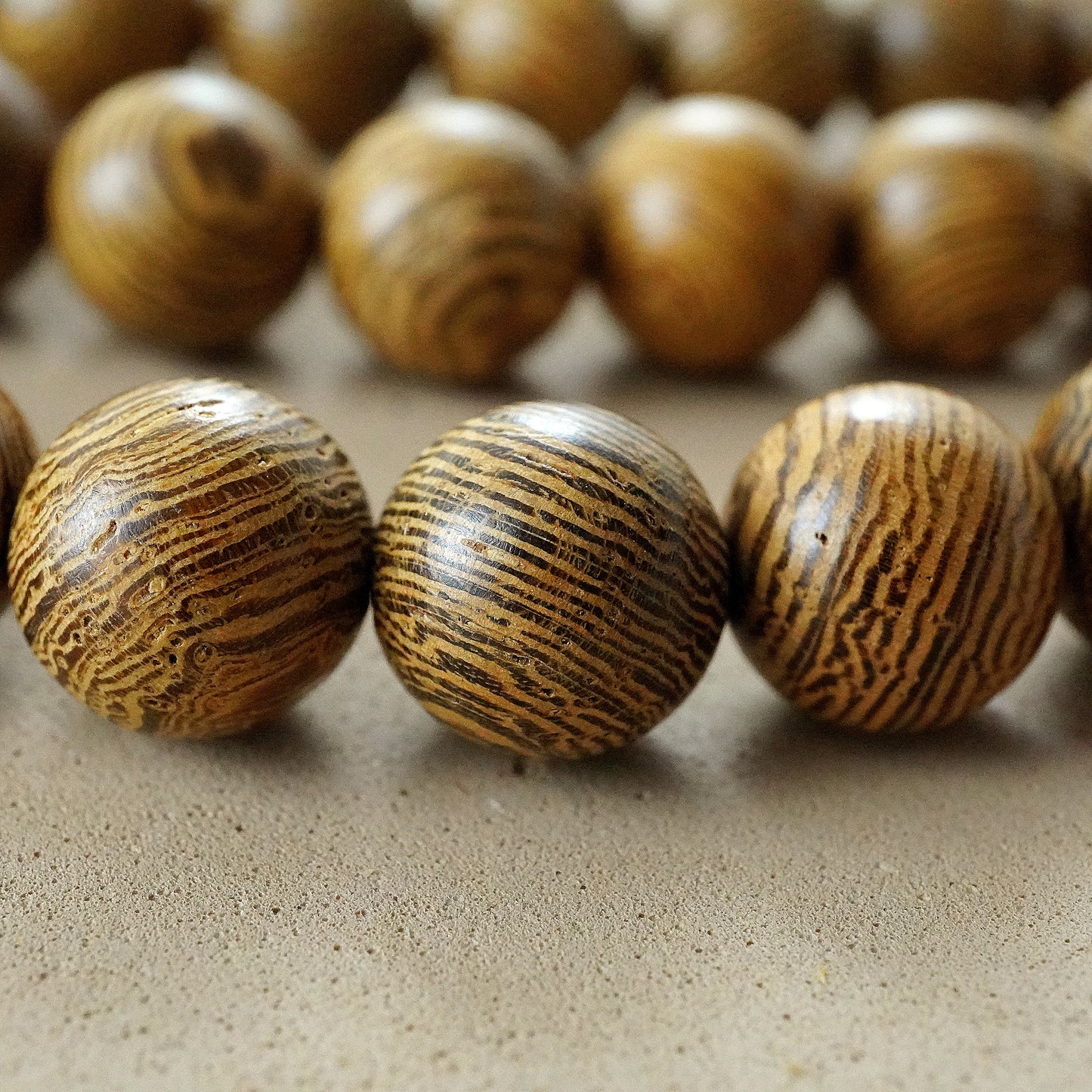 Wenge Wood (Round)(Smooth)(6mm)(8mm)(10mm)(12mm)(16"Strand)