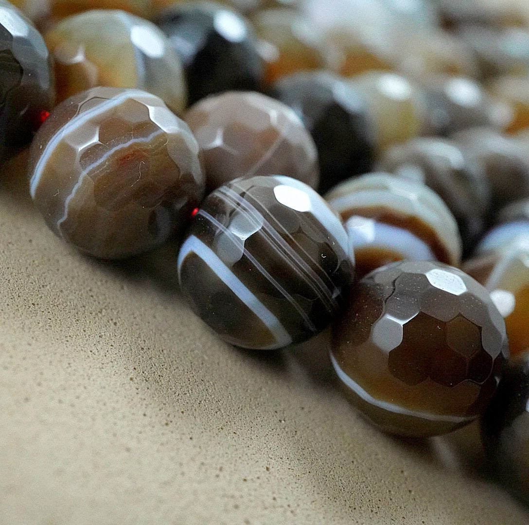 Sardonyx (Round)(Faceted)(4mm)(6mm)(8mm)(10mm)(16"Strand)