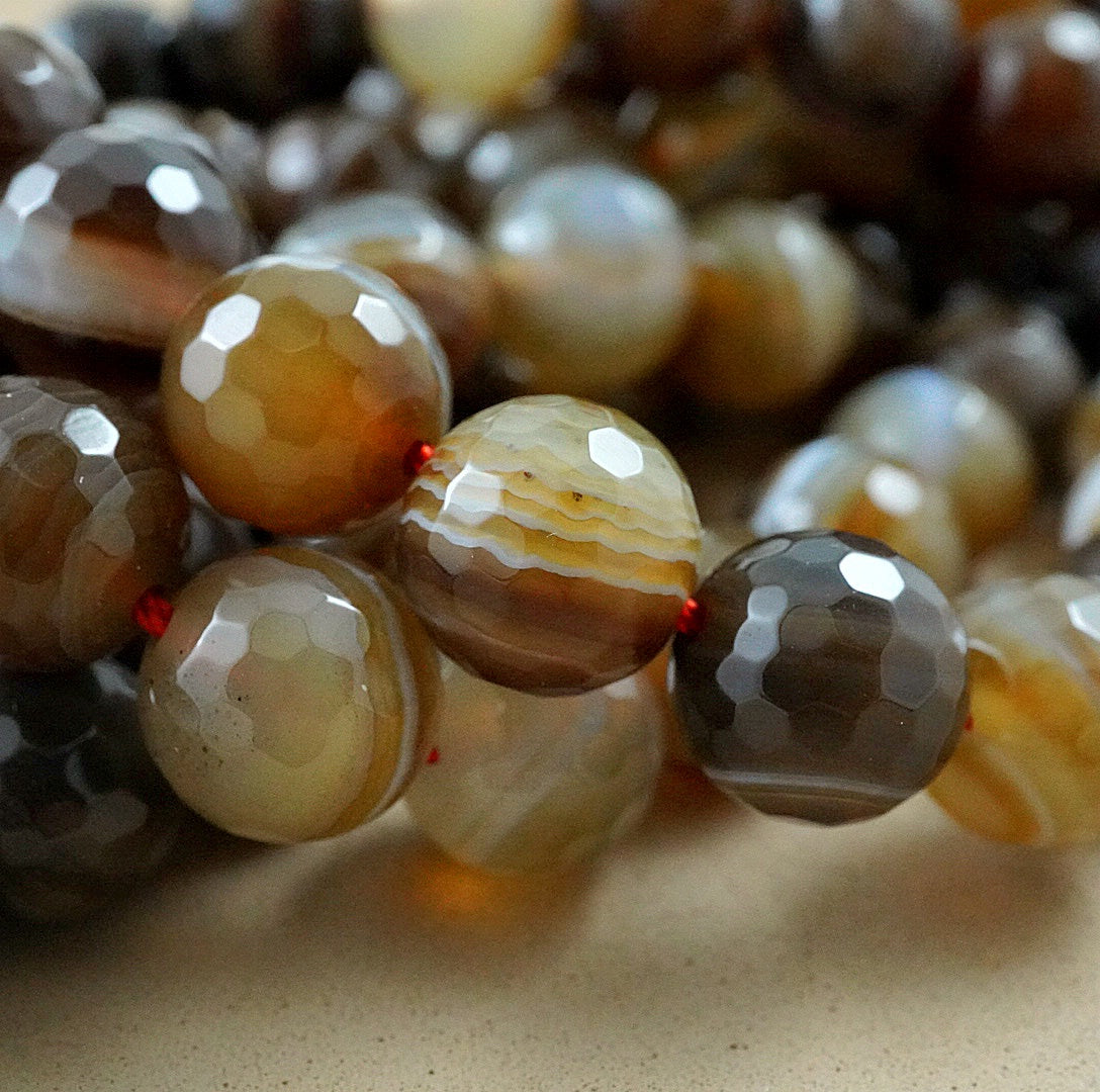 Sardonyx (Round)(Faceted)(4mm)(6mm)(8mm)(10mm)(16"Strand)