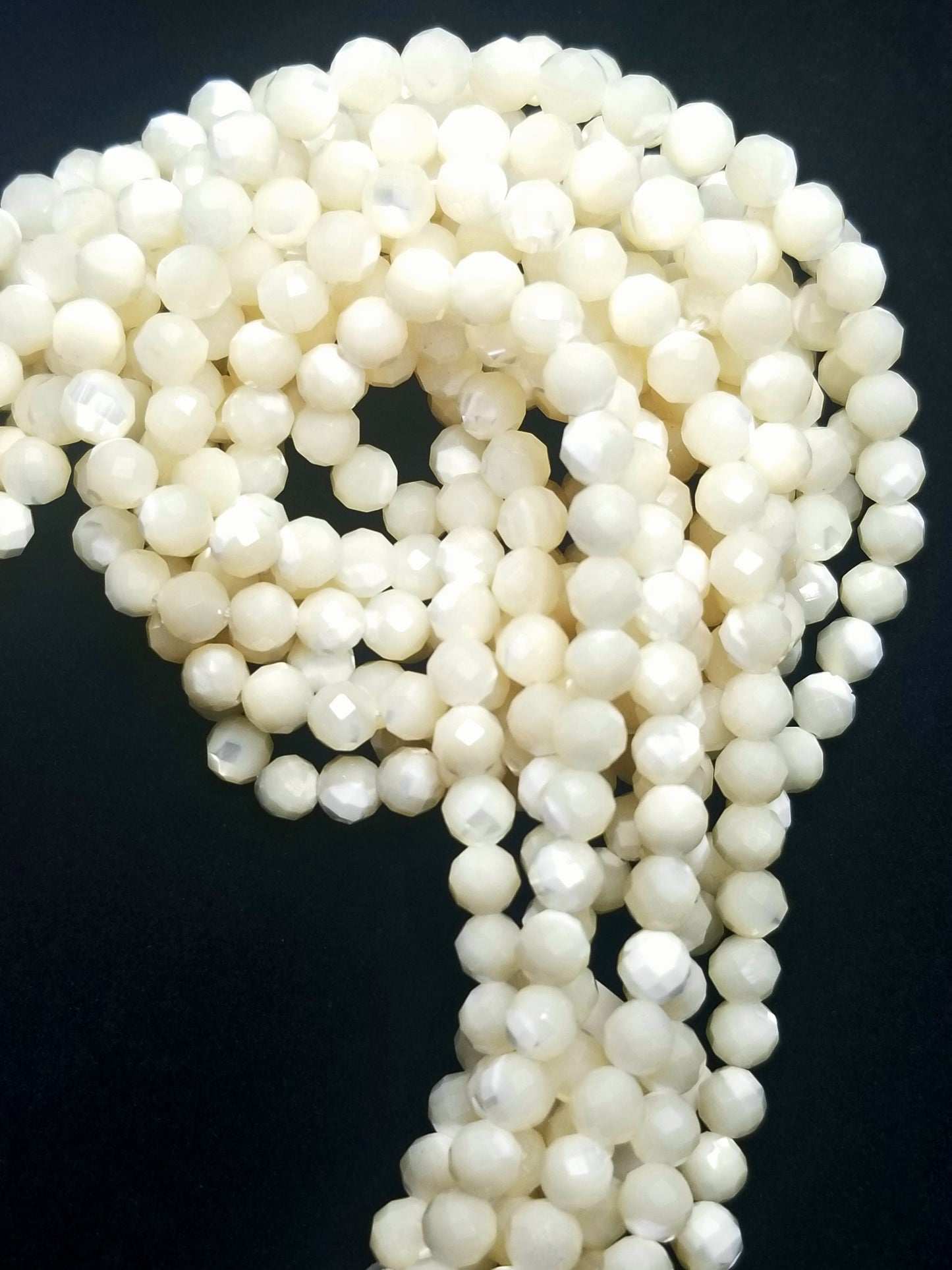 Mother of Pearl (Round)(Faceted)(16"Strand)