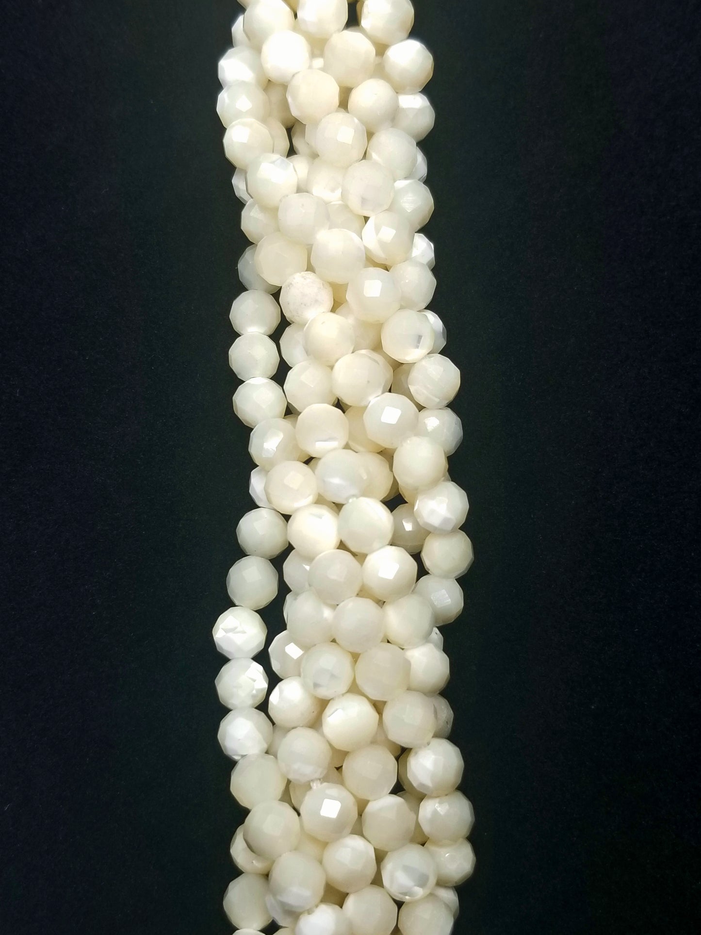 Mother of Pearl (Round)(Faceted)(16"Strand)