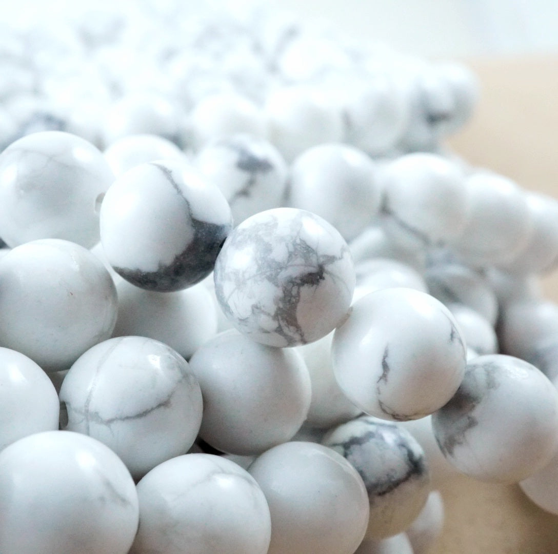 Howlite (Round)(Smooth)(4mm)(6mm)(8mm)(10mm) (12mm)(16"Strand)