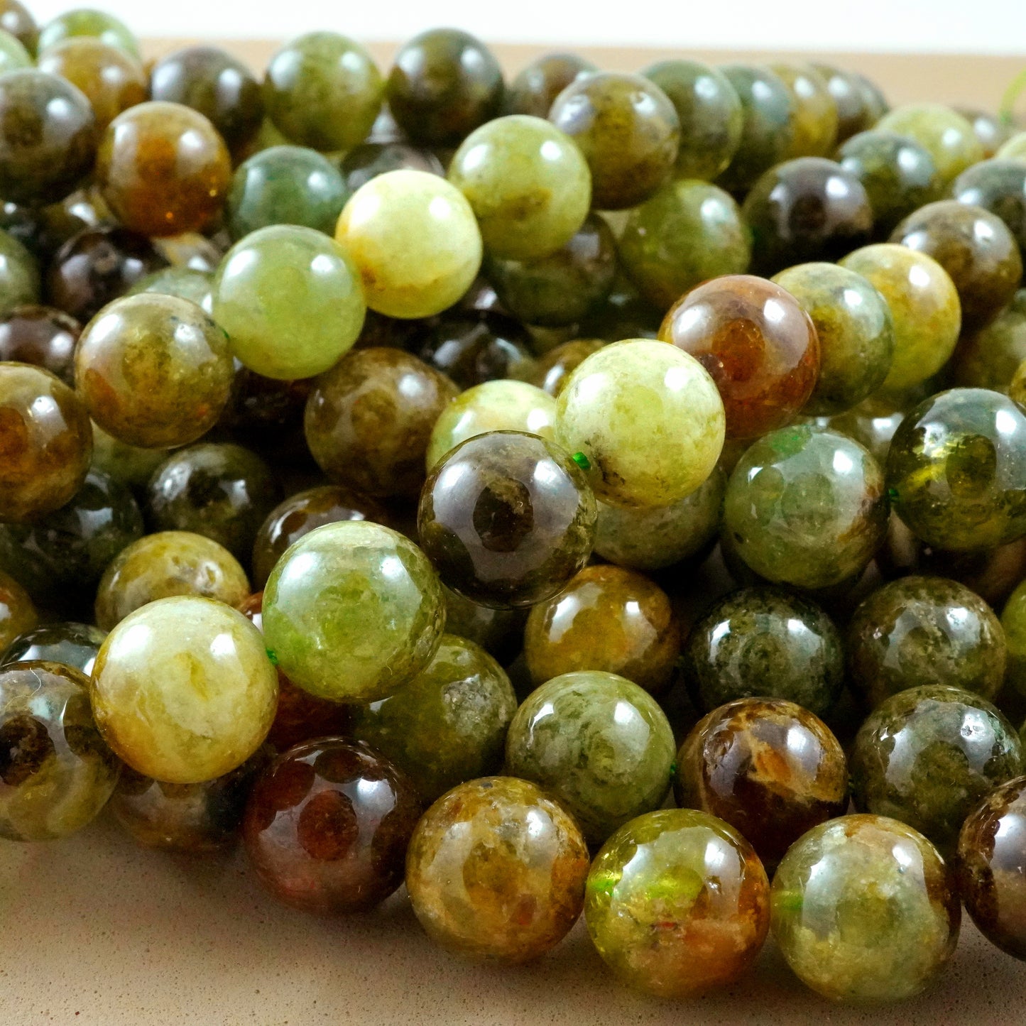 Green Garnet (Round)(Smooth)(4mm)(6mm)(8mm)(10mm)(16"Strand)